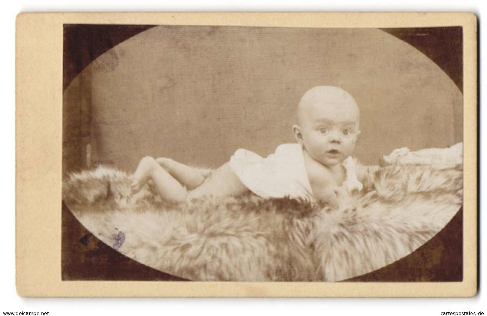 Fotografie Unbekannter Fotograf Und Ort, Portrait Süsses Baby Im Hemdchen Auf Einem Fell Liegend  - Anonyme Personen