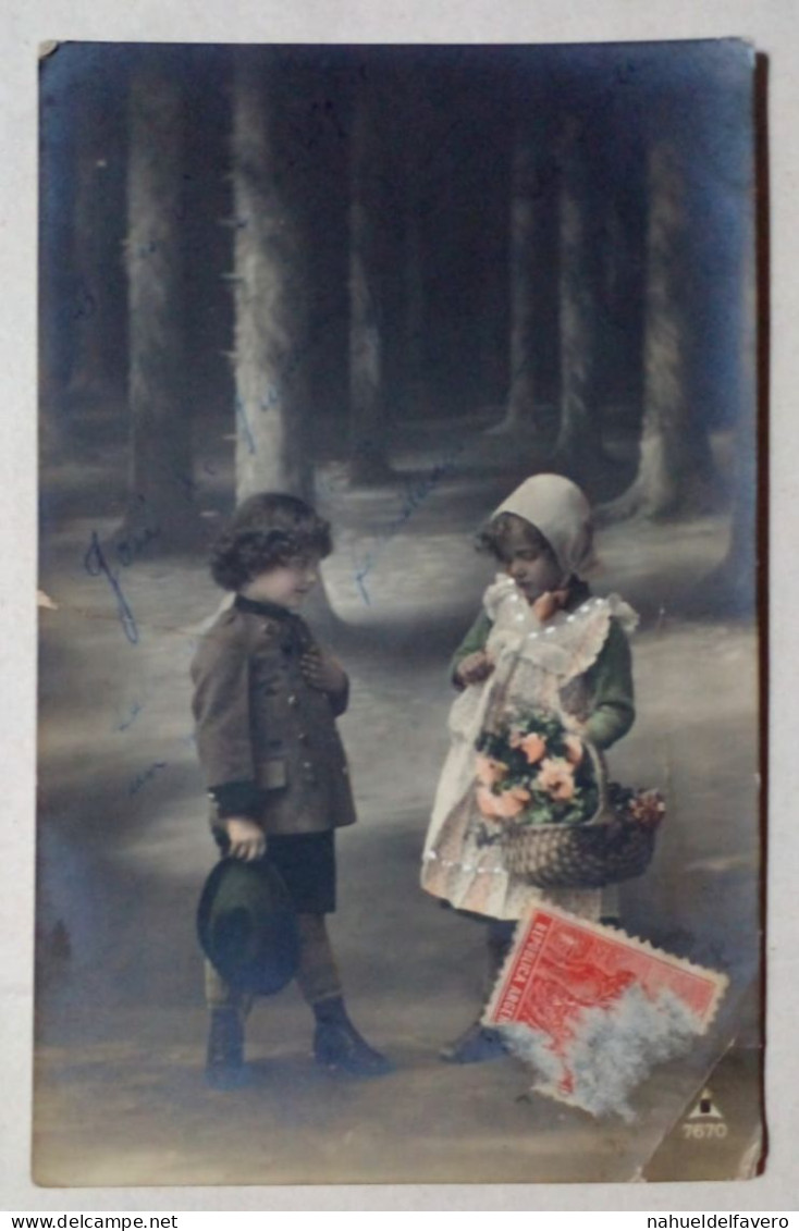 Carte Postale - Carte Postale Double Avec Une Image D'enfants Avec Des Fleurs / Personnes Montant Dans Des Bateaux. - Photographie