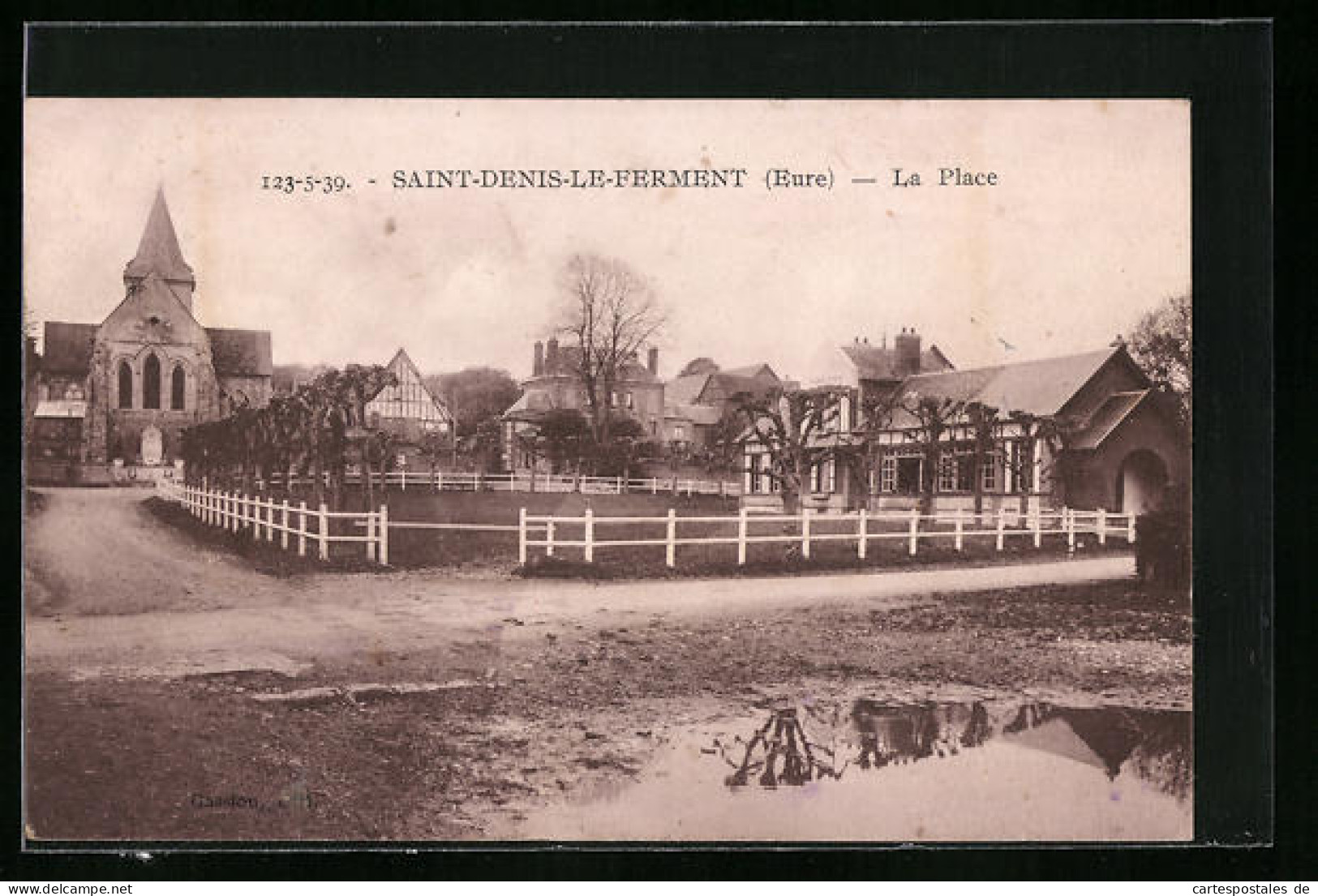 CPA Saint-Denis-le-Ferment, La Place  - Otros & Sin Clasificación