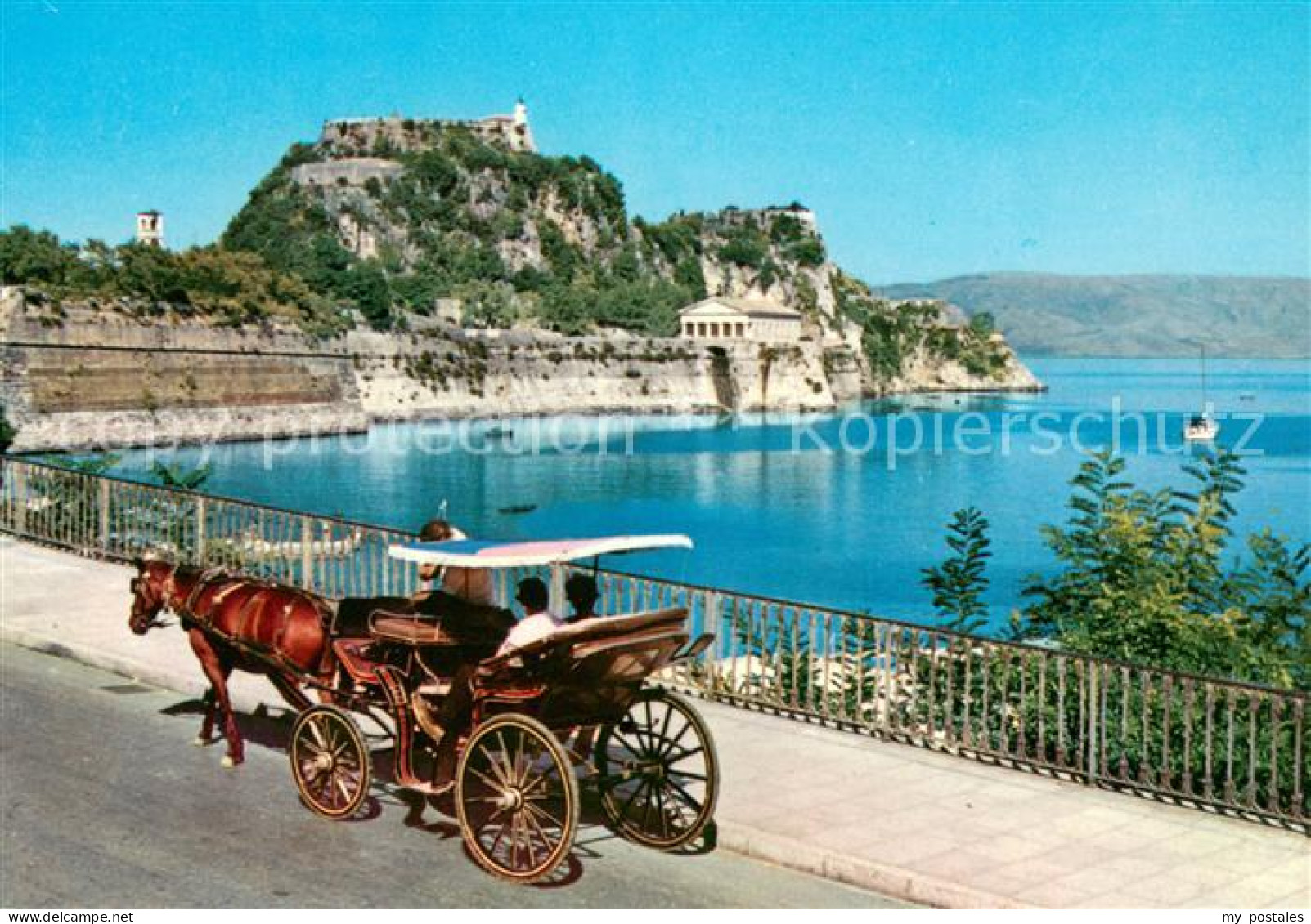 73625662 Korfu Corfu Pferdedroschke Blick Zur Alten Burg Festung Kueste Korfu Co - Greece