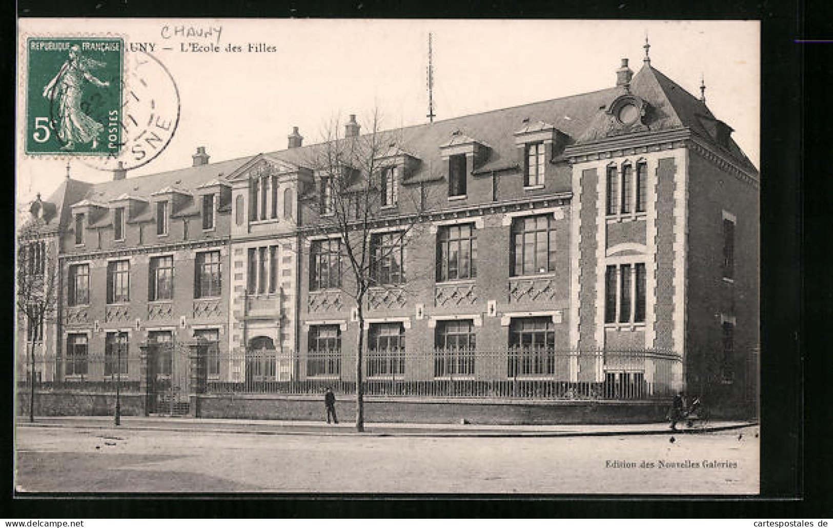 CPA Chauny, L`Ecole Des Filles  - Chauny