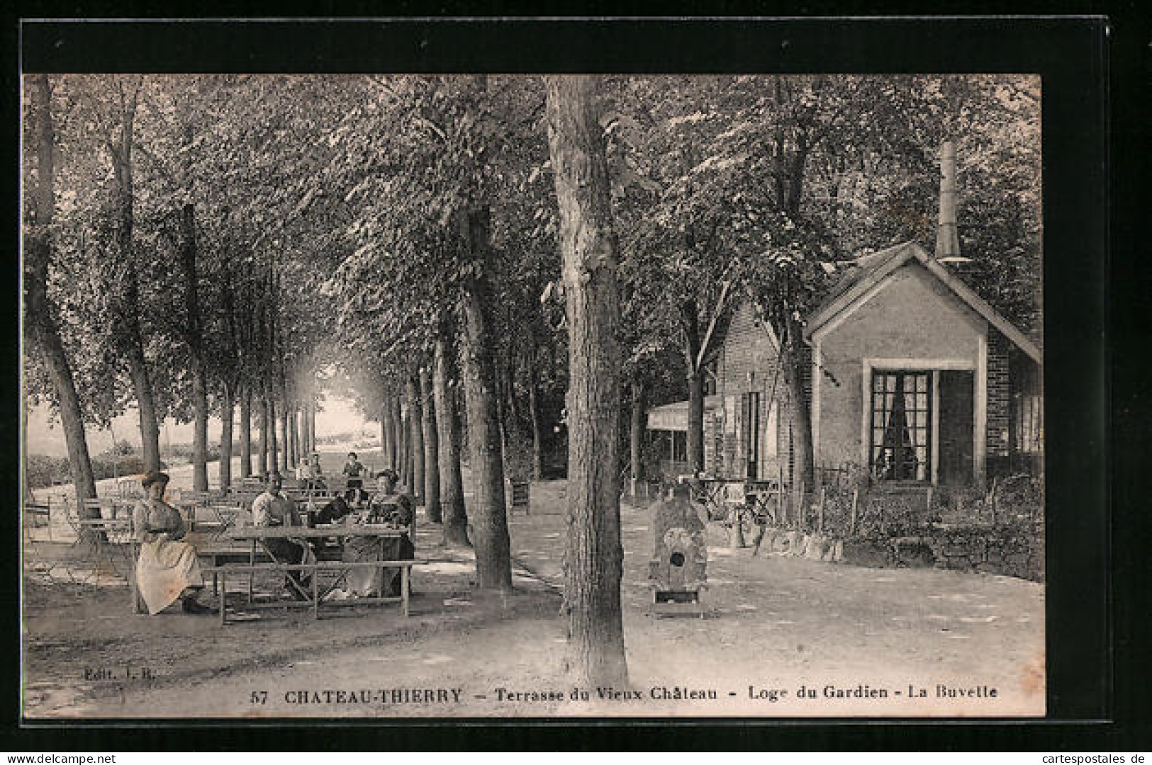 CPA Chateau-Thierry, Terrasse Du Vieux Chateau, Loge Du Gardien, La Buvette  - Chateau Thierry