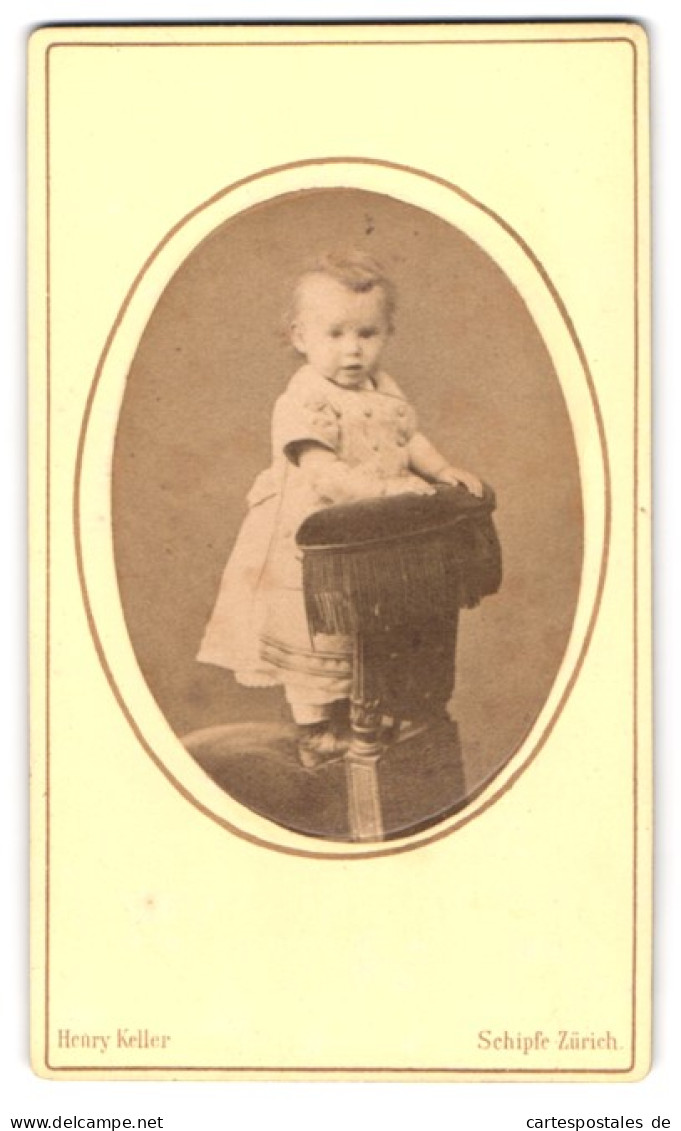Fotografie Henry Keller, Zürich, Schüpfe Lachs 51, Portrait Süsses Blondes Mädchen Steht Auf Einem Sessel  - Anonyme Personen
