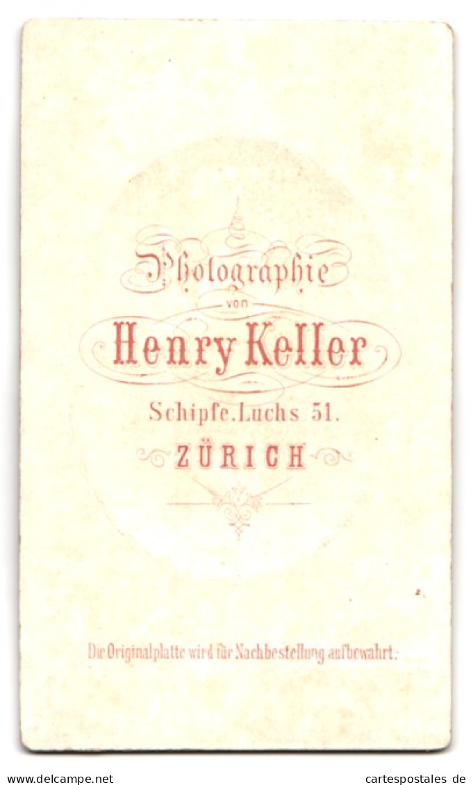 Fotografie Henry Keller, Zürich, Schüpfe Lachs 51, Portrait Süsses Blondes Mädchen Steht Auf Einem Sessel  - Anonyme Personen