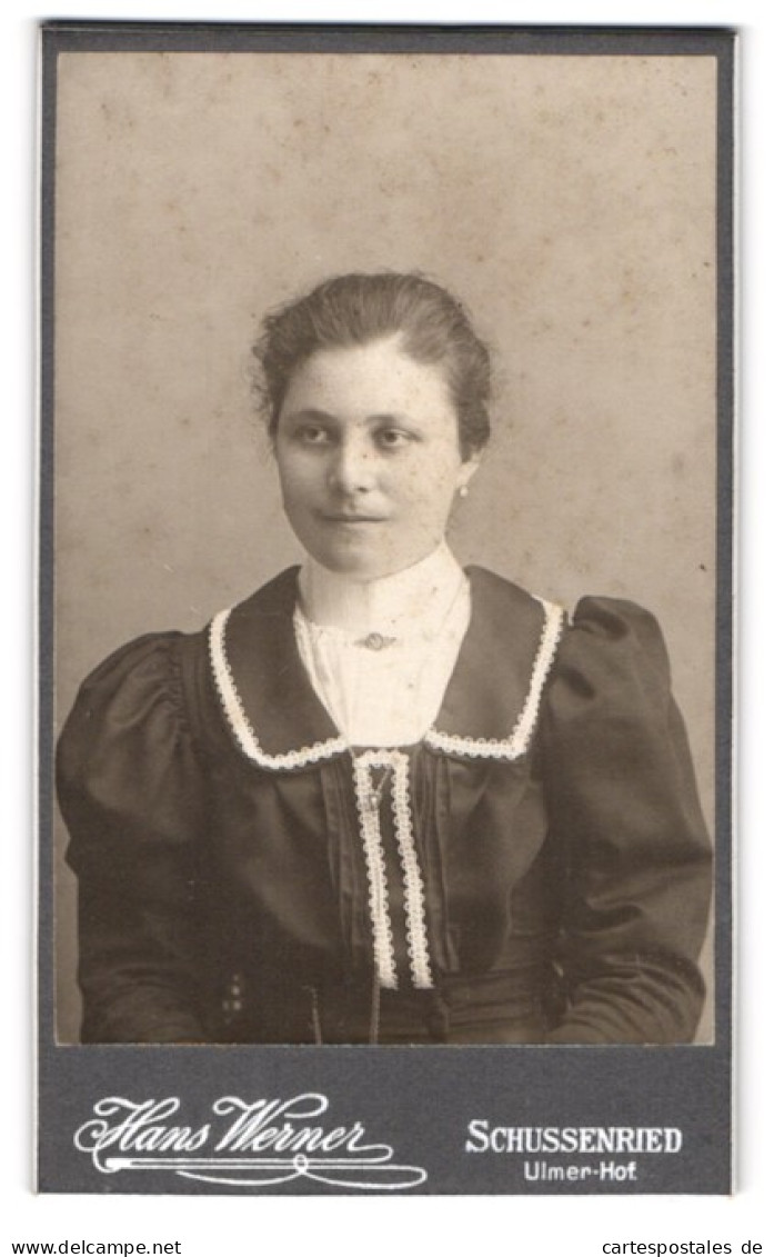 Fotografie Hans Werner, Schussenried, Ulmer-Hof, Portrait Brünettes Fräulein In Bestickter Bluse  - Anonymous Persons