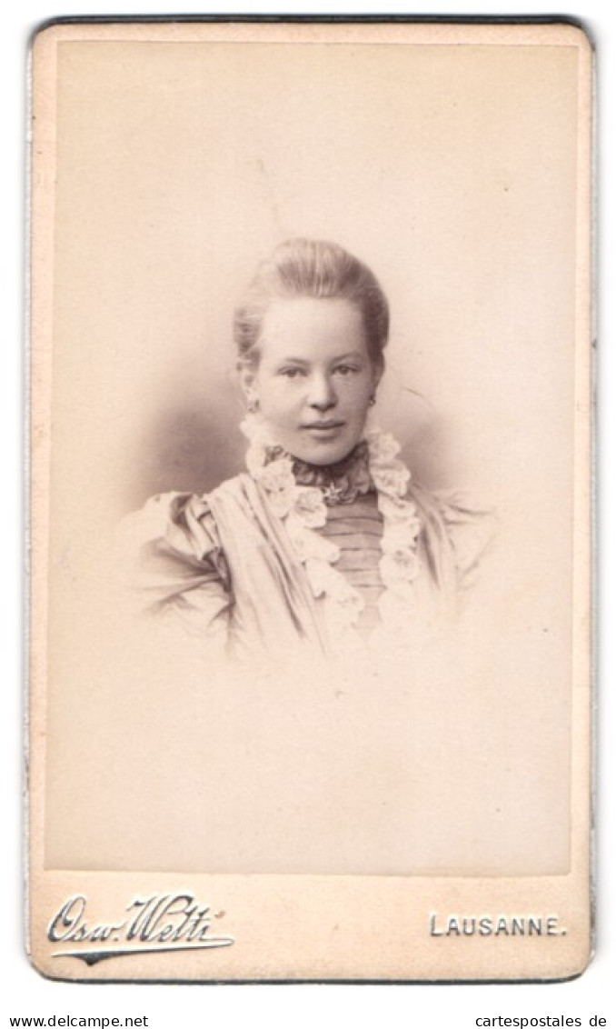 Fotografie Osw. Welti, Lausanne, 12, Rue Grand Chene, Portrait Blonde Frau In Prachtvollem Kleid  - Anonymous Persons