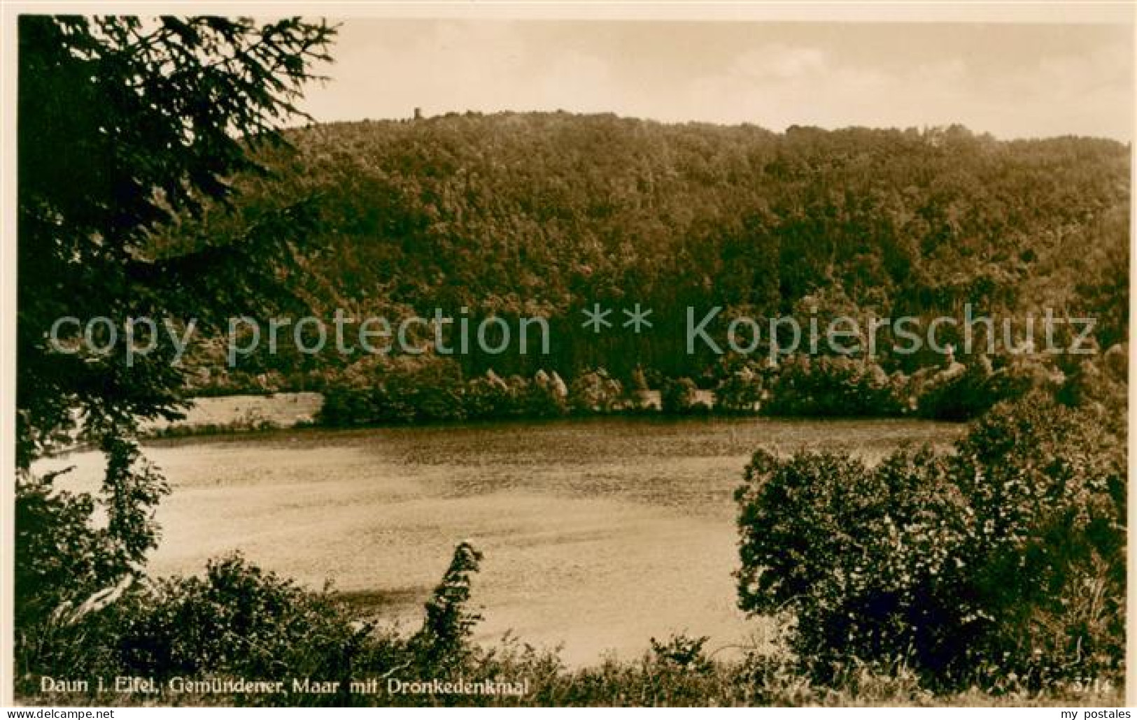 73623034 Daun Eifel Gemuendener Maar Mit Dronkedenkmal Ehemaliger Vulkan Daun Ei - Daun