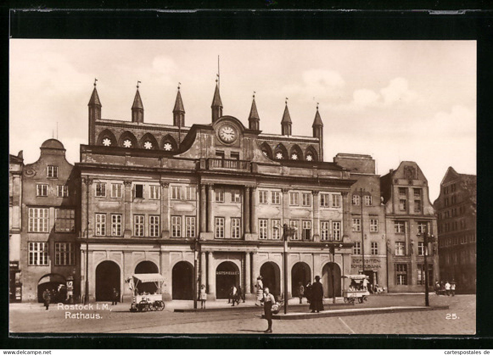 AK Rostock I. M., Passanten Vor Dem Rathaus  - Rostock