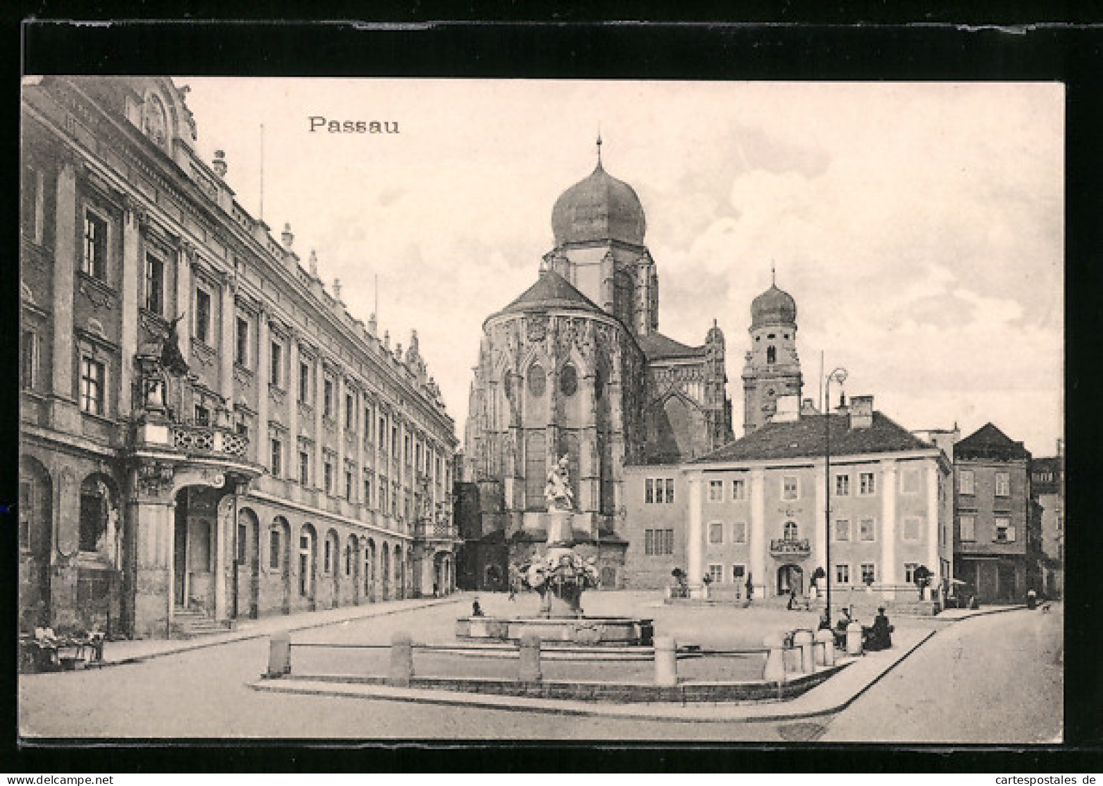 AK Passau, Stadtplatz Mit Brunnen Und Kirche  - Passau