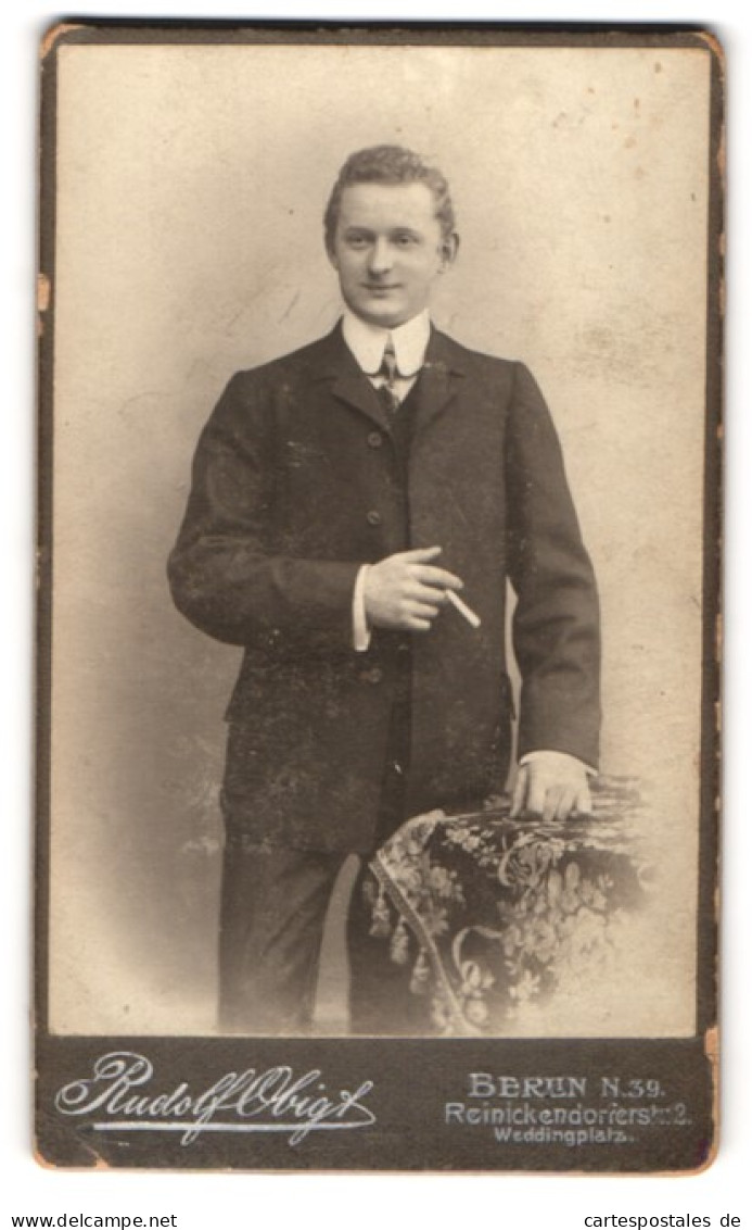 Fotografie Rudolf Obigt, Berlin, Reinickendorferstr. 2, Portrait Junger Charmanter Mann Mit Zigarette In Der Hand  - Personnes Anonymes