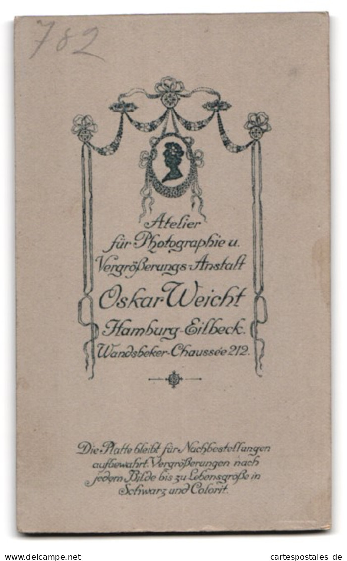 Fotografie Oskar Weicht, Hamburg, Wandsbecker Chaussee 212, Portrait Süsses Baby Im Weissen Kleidchen  - Personas Anónimos