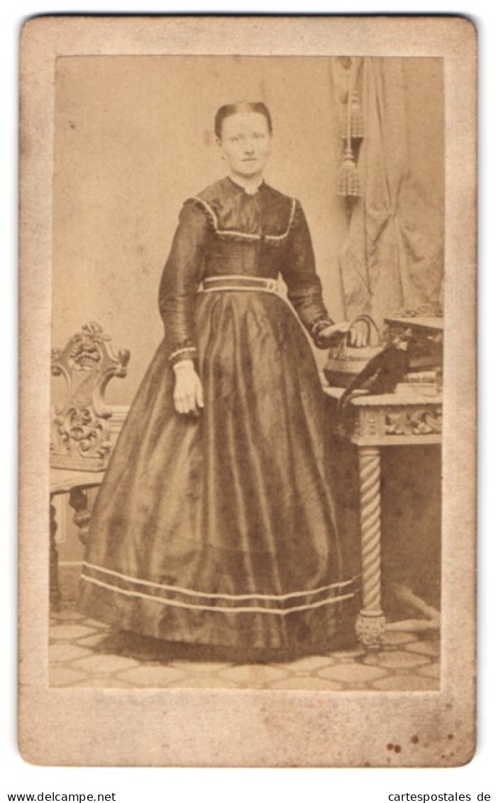 Fotografie L. Bruno Blücher, Altenburg, Markt 241, Portrait Junge Frau Im Prachtvollen Kleid  - Personnes Anonymes