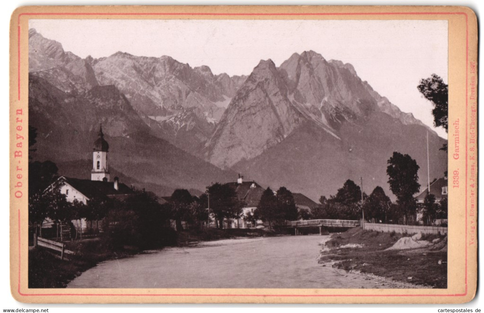 Fotografie Römmler & Jonas, Dresden, Ansicht Garmisch, Flusspartie Im Ort Mit Kirche Und Brücke  - Orte