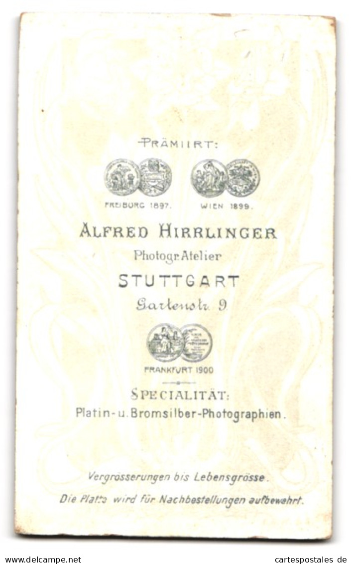 Fotografie Alfred Hirrlinger, Stuttgart, Gartenst. 9, Junger Mann Im Anzug Mit Fliege  - Anonymous Persons