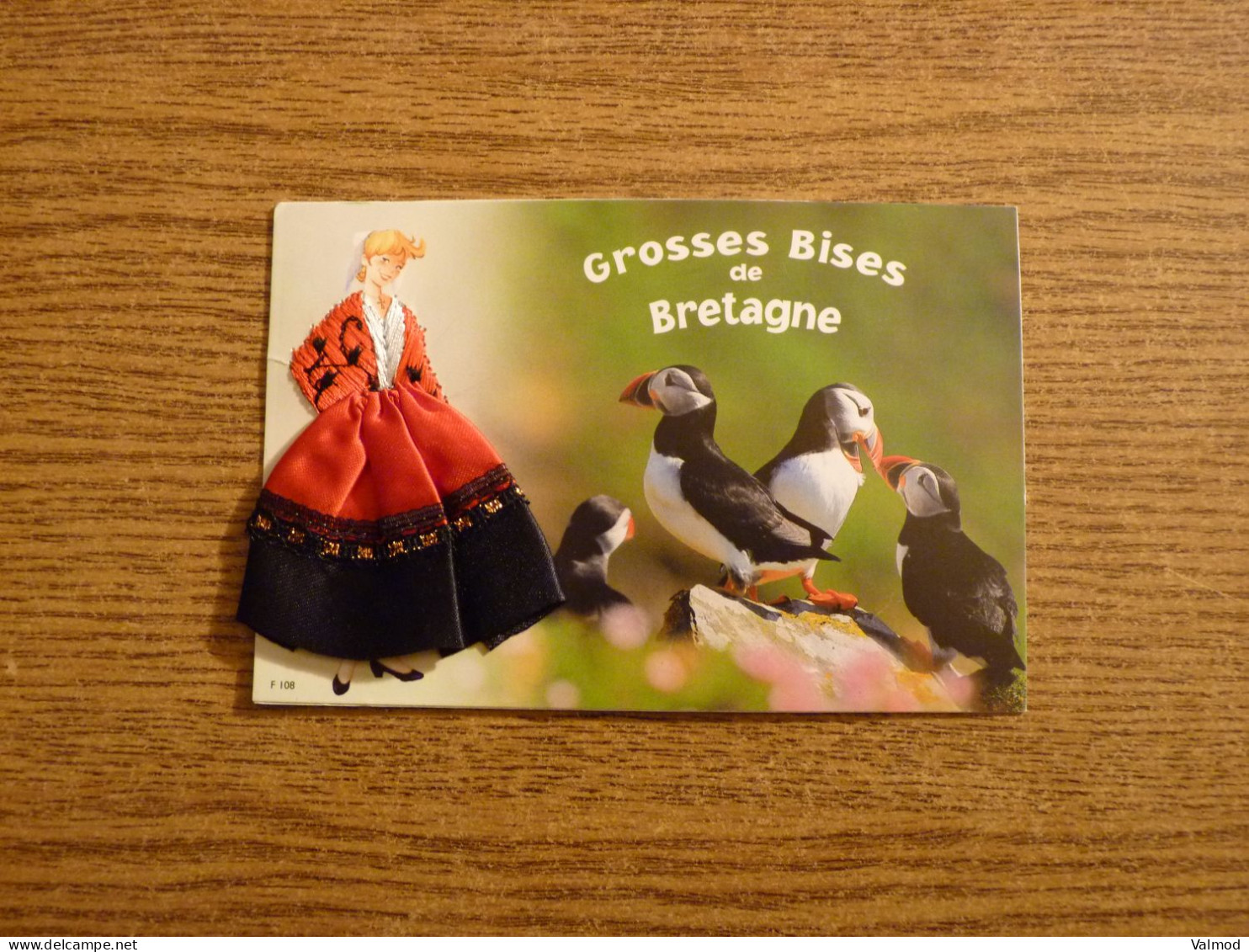 Carte Brodée "Grosses Bises De Bretagne" - Jeune Femme Costume Brodé/Tissu- 10,2x14,7cm Env. - Bestickt