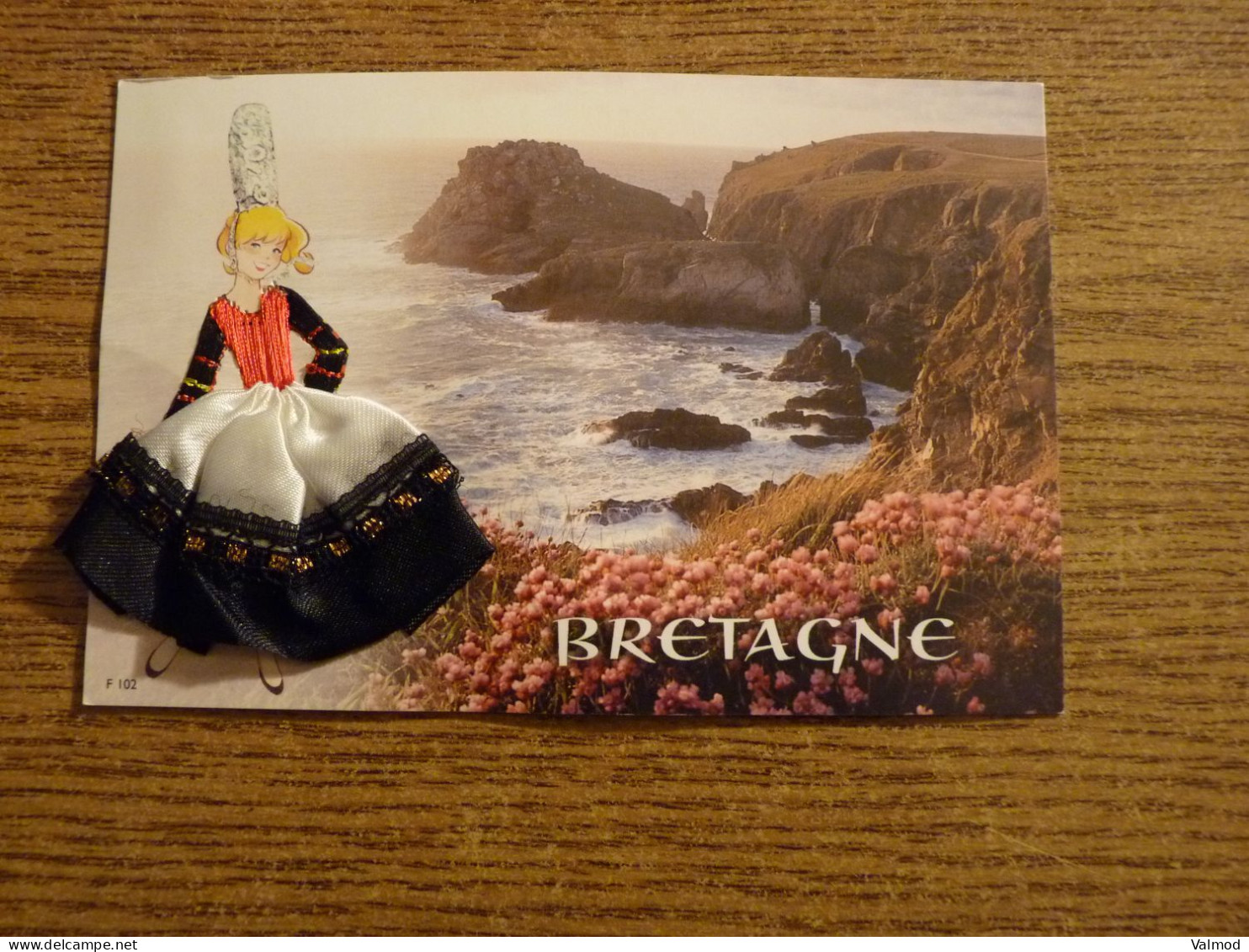 Carte Brodée "Bretagne" - Jeune Femme Costume Brodé/Tissu- 10x15cm Env. - Bestickt