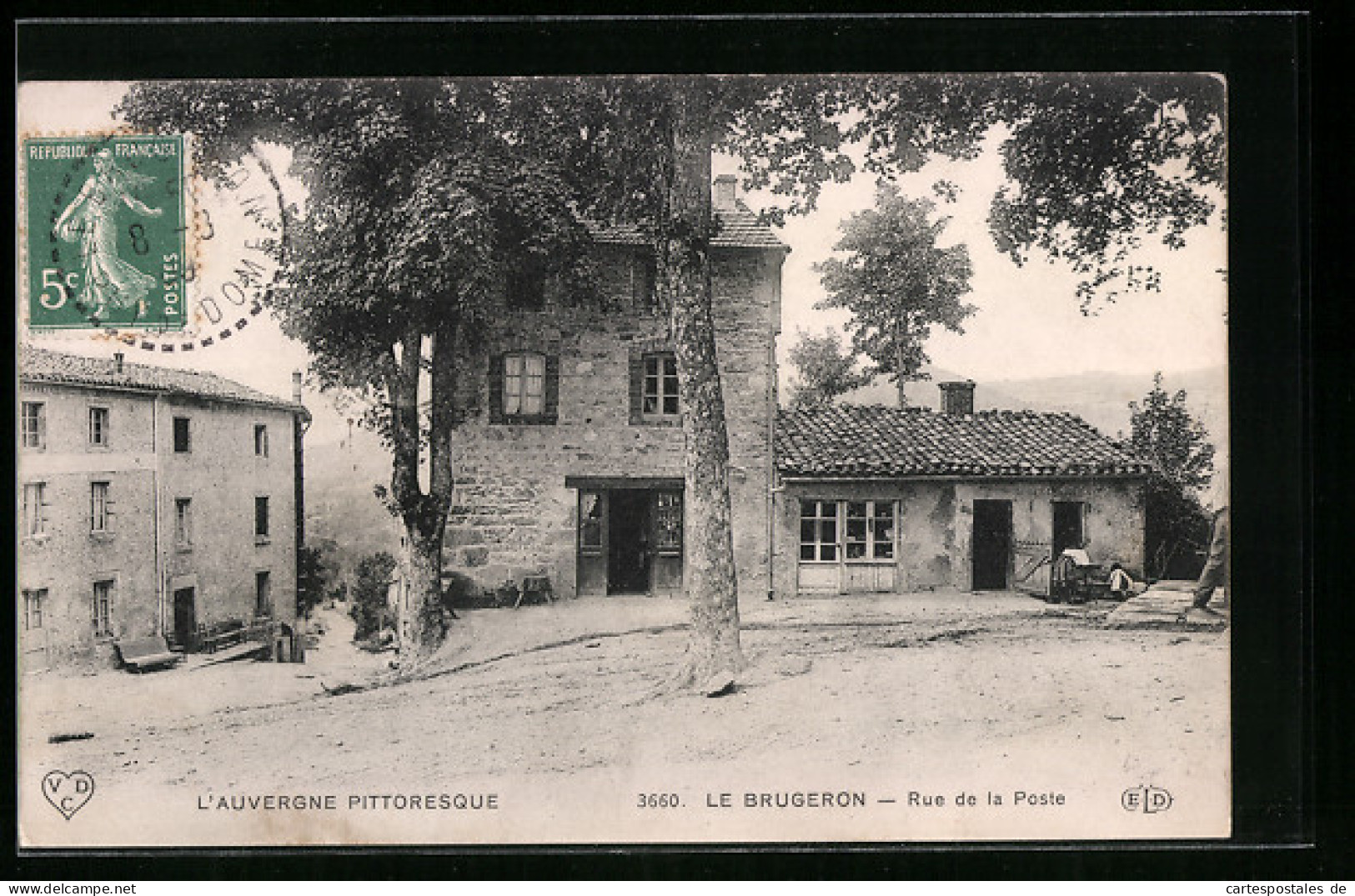 CPA Le Brugeron, L`Auvergne Pittoresque, Rue De La Poste, Vue De La Rue  - Auvergne Types D'Auvergne