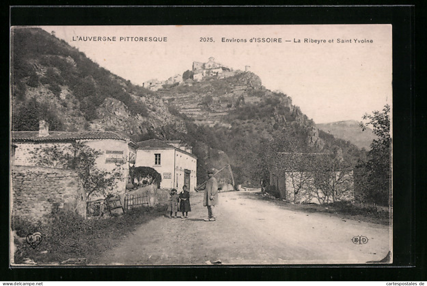 CPA La Ribeyre, L`Auvergne Pittoresque, Vue Générale Et Saint Yvoine  - Auvergne Types D'Auvergne