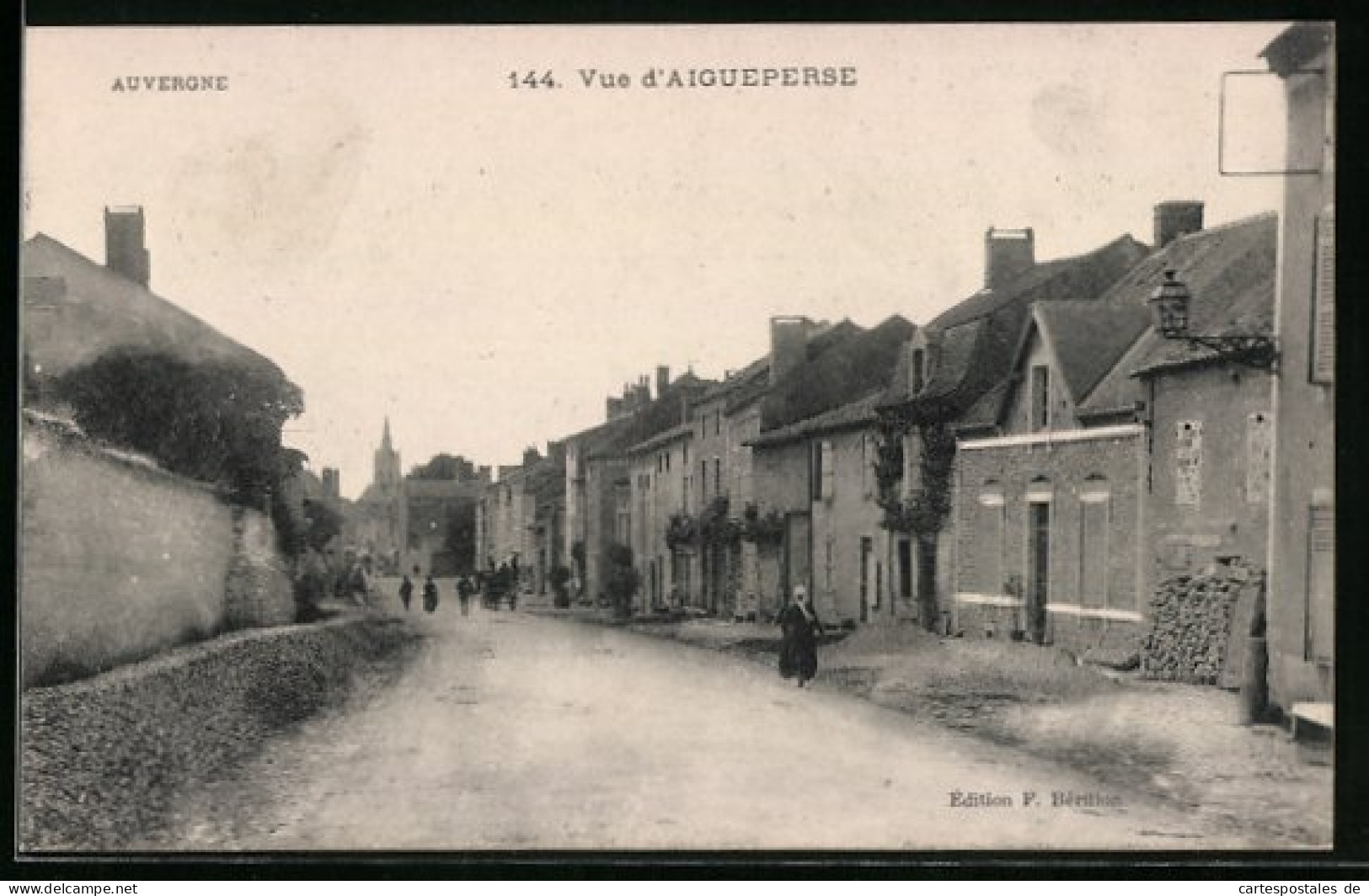 CPA Aigueperse, Auvergne, Une Rue, Vue De La Rue  - Auvergne Types D'Auvergne