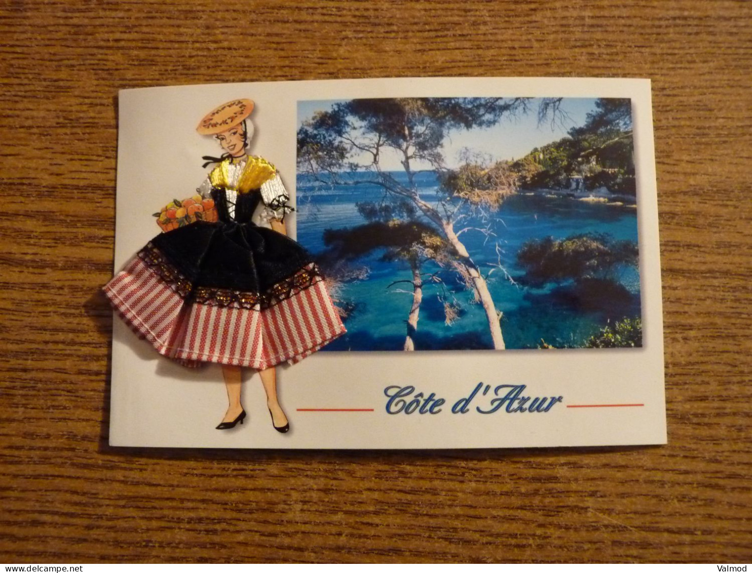 Carte Brodée "Côte D'Azur" - Jeune Femme Costume Brodé/Tissu- 10x15cm Environ. - Brodées