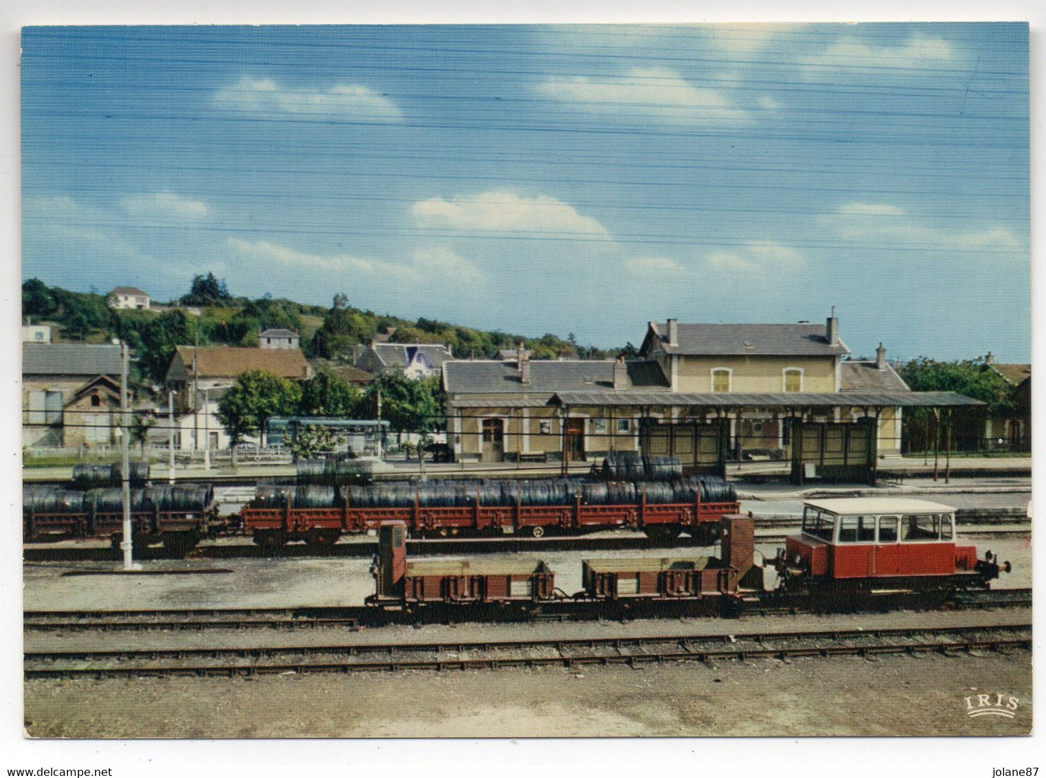 CPM   87         BUSSIERE GALANT     -   LA GARE   COTE VOIE FERREE WAGONS - Stations With Trains