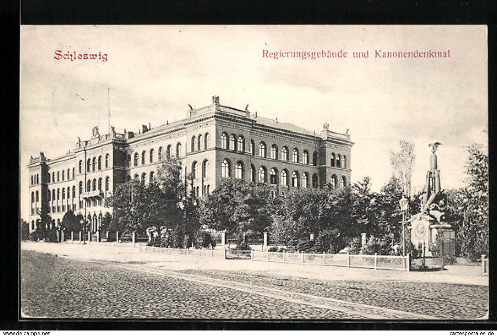 AK Schleswig, Regierungsgebäude Und Kanonendenkmal  - Schleswig
