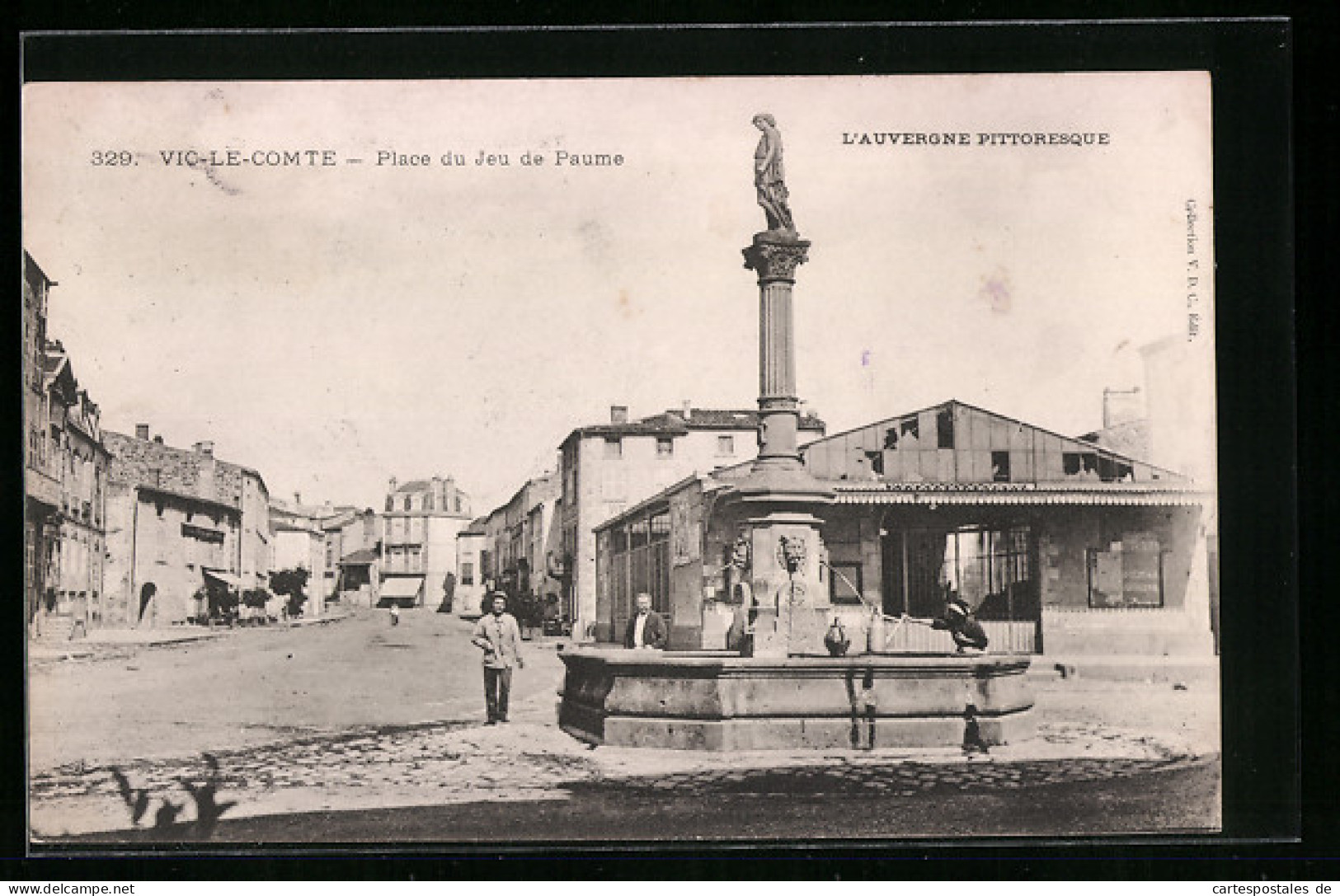 CPA Vic-le-Comte, Place Du Jeu De Paume  - Vic Le Comte