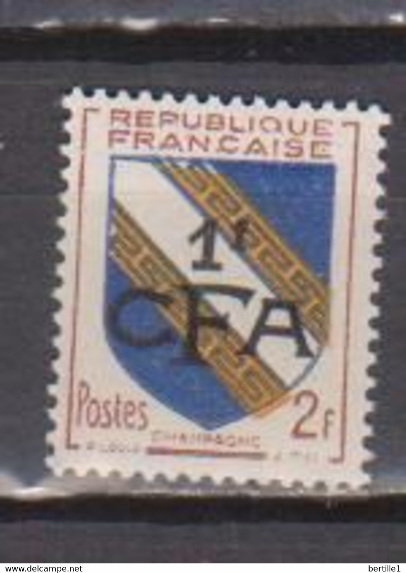 REUNION        N°  YVERT  308  NEUF AVEC CHARNIERES      ( CHARN   01/ 11 ) - Unused Stamps
