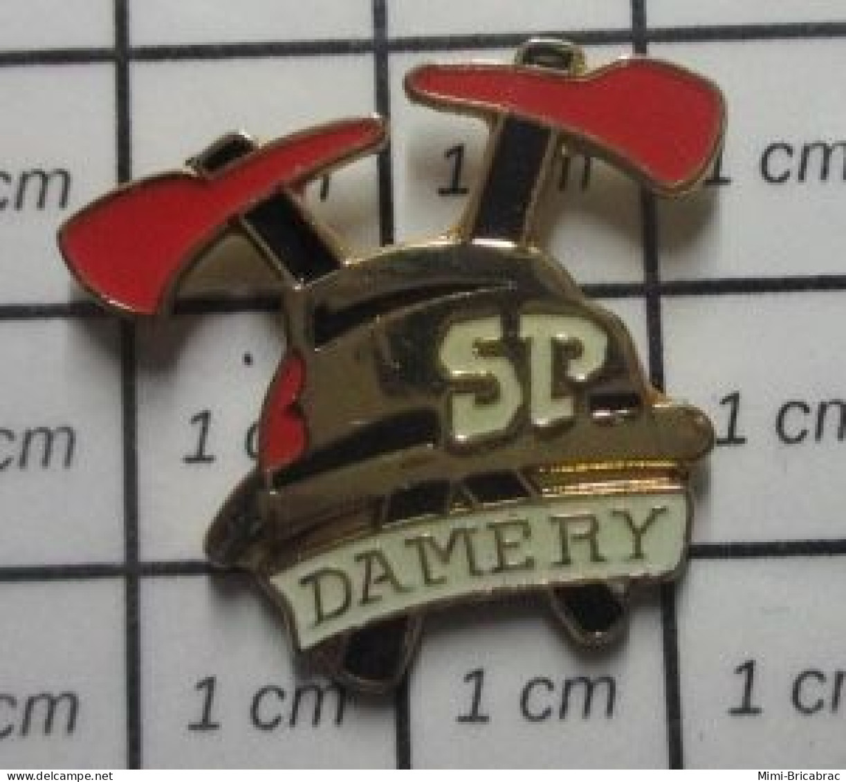 2422 Pin's Pins / Beau Et Rare : POMPIERS / SAPEURS POMPIERS DE DAMERY Marne - Bomberos
