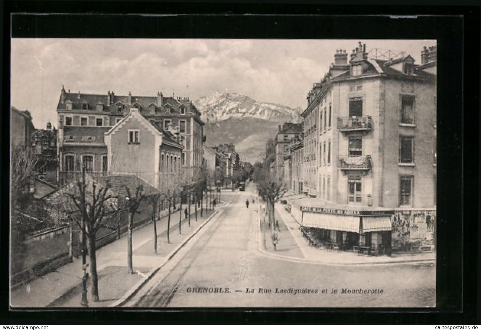 AK Grenoble, La Rue Lesdiguieres Et Le Moucherotte, Strassenbahn  - Strassenbahnen