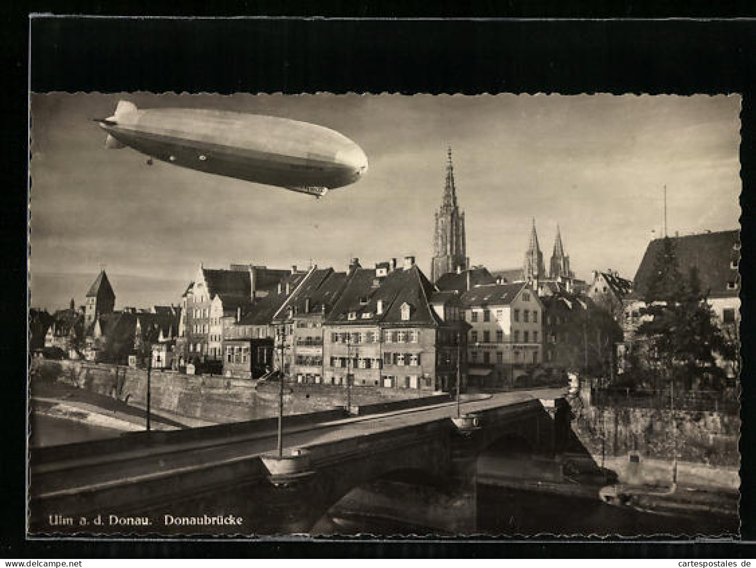 AK Ulm /Donau, Panorama Mit Donaubrücke Und Fliegendem Zeppelin  - Zeppeline