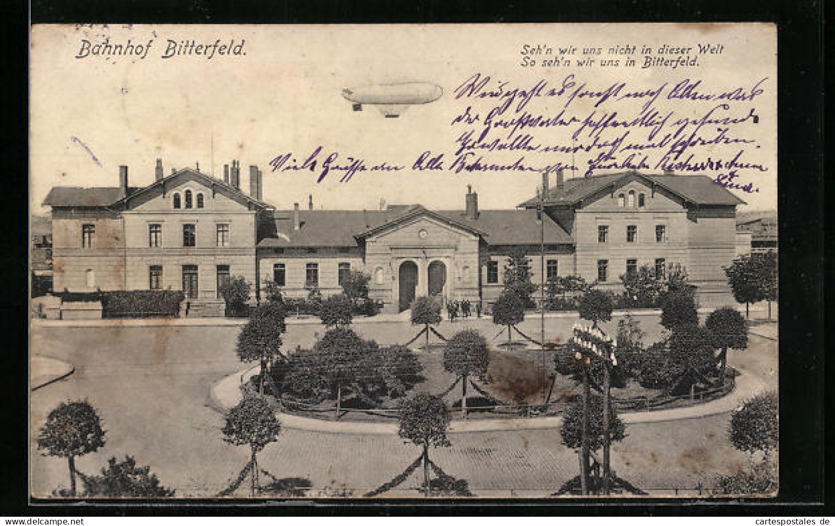 AK Bitterfeld, Bahnhof Mit Luftschiff-Zeppelin  - Dirigibili