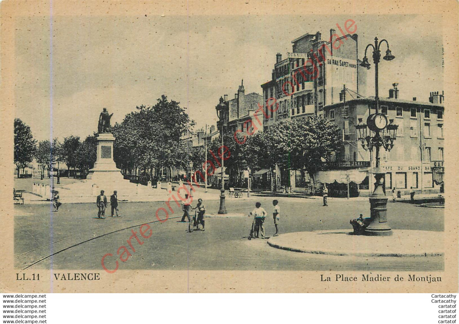 26.  VALENCE .  La Place Madier De Montjau . - Valence