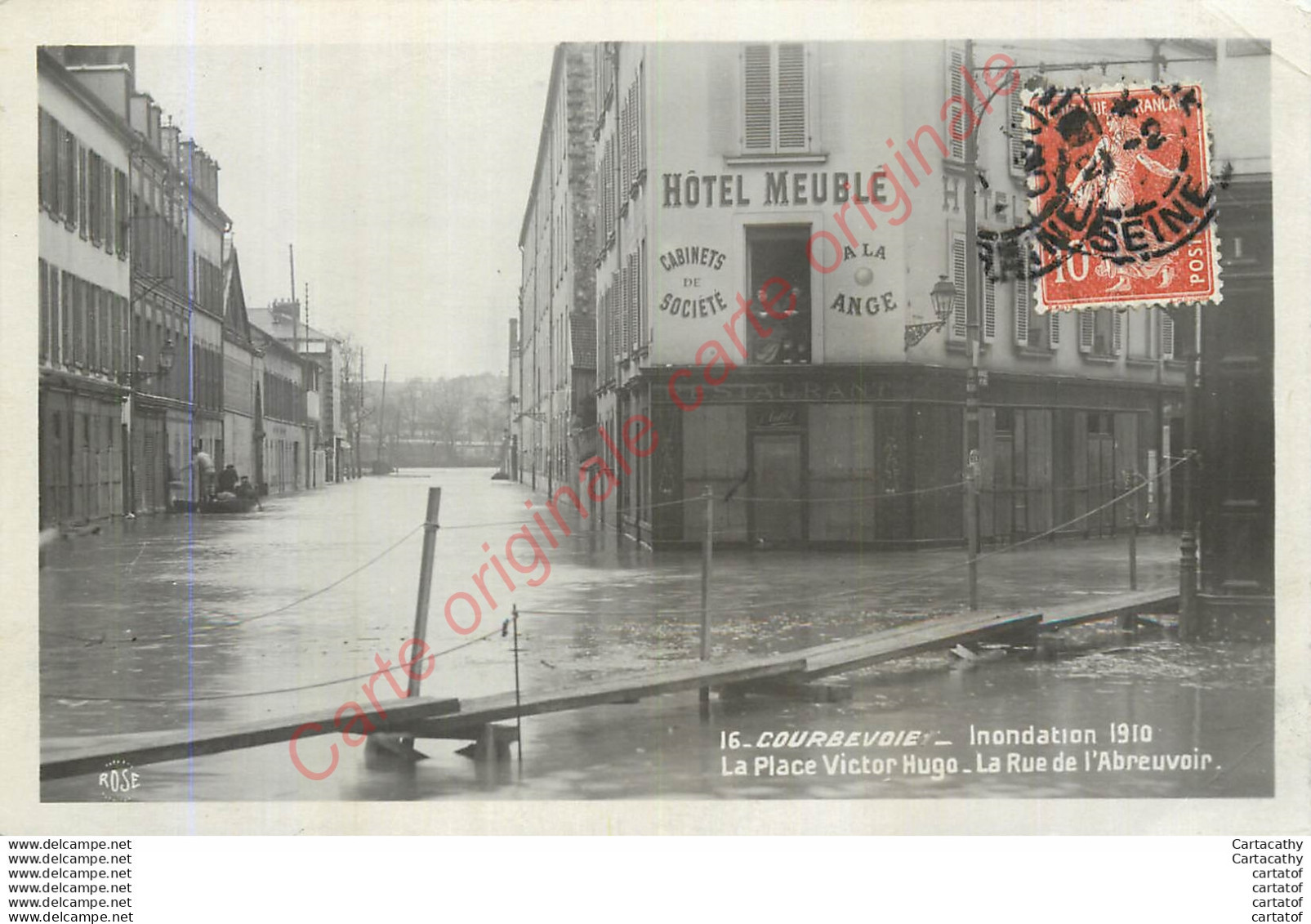 92.  COURBEVOIE . Inondation 1910 . La Place Victor Hugo . La Rue De L'Abreuvoir . - Courbevoie