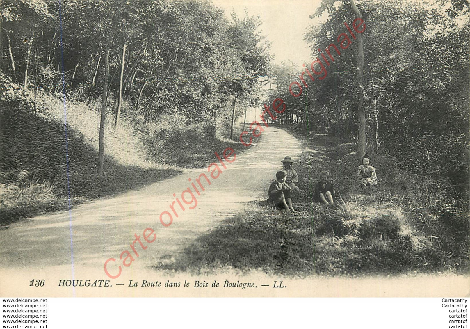 14.  HOULGATE . La Route Dans Le Bois De Boulogne . CPA Animée . - Houlgate
