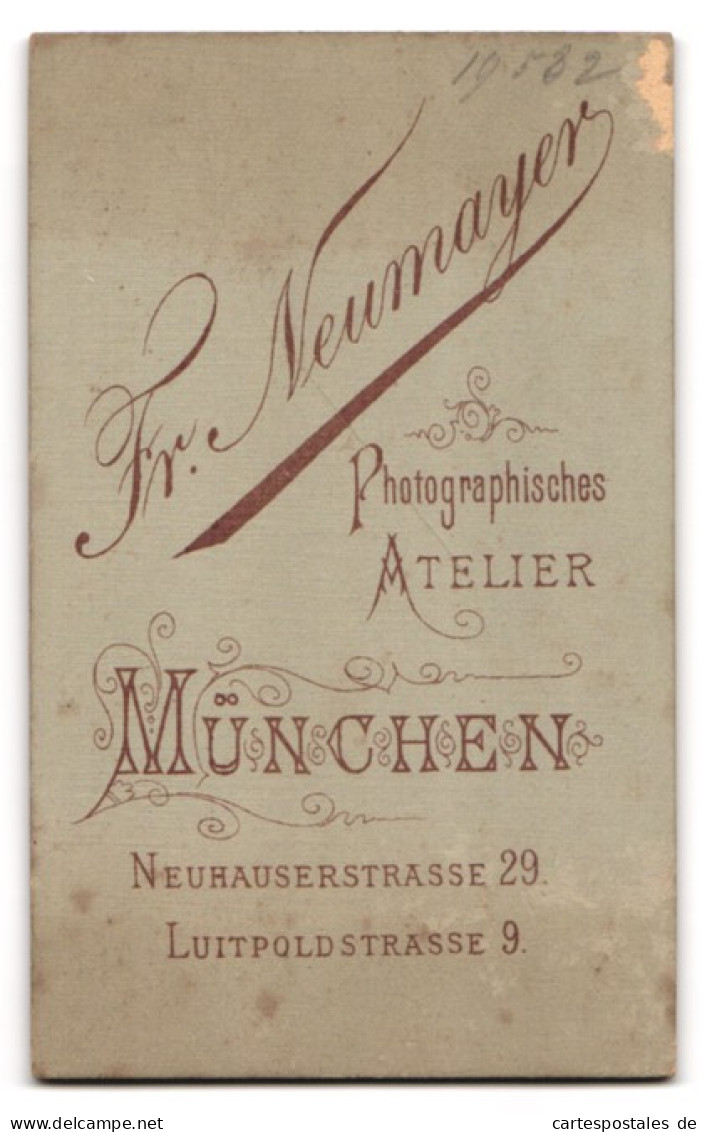 Fotografie Fr. Neumayer, München, Neuhauserstrasse 29, Junger Theologe Mit Segelohren Und Brille  - Célébrités