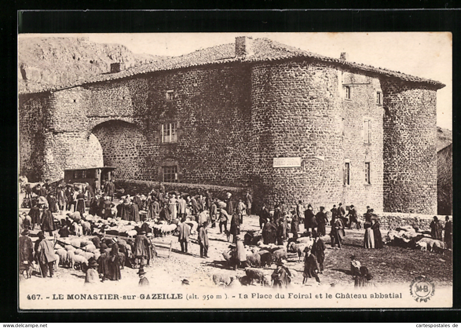 CPA Le Monastier-sur-Gazeille, La Place Du Foiral Et Le Château Abbatial  - Otros & Sin Clasificación