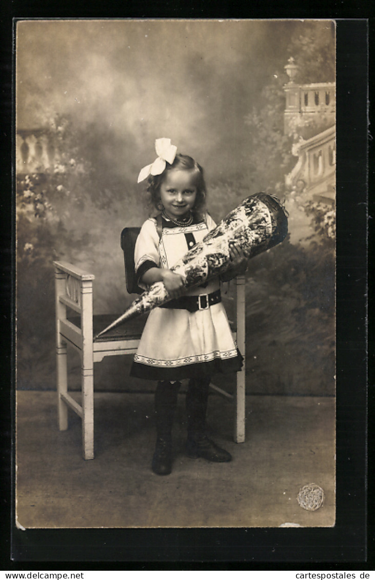 Foto-AK Fröhliches Mädchen Mit Schultüte Zum Schulanfang  - Einschulung