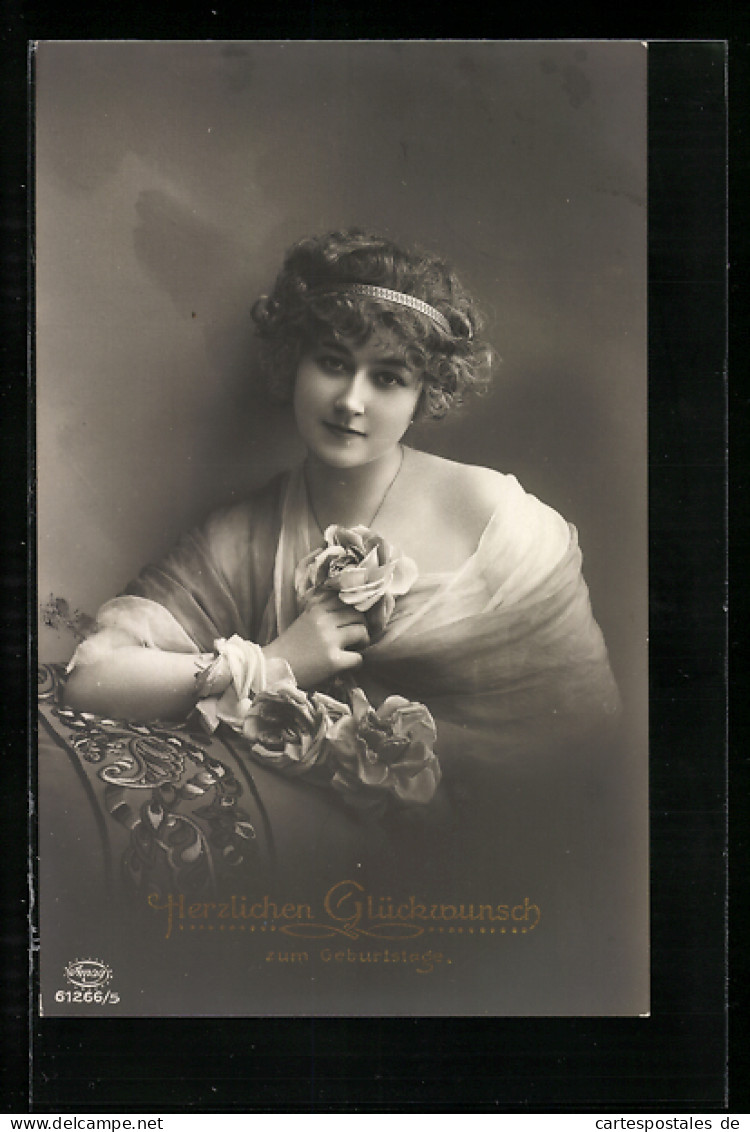 Foto-AK Amag Nr. 61266 /5: Junge Frau Mit Rosen Und Haarreif  - Photographs