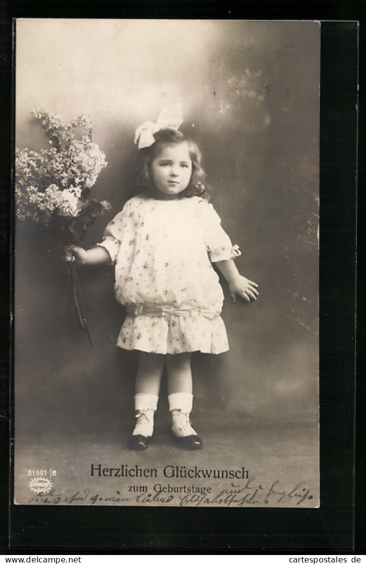 Foto-AK Amag Nr. 61581 /6: Kleines Kind In Weissem Kleid Mit Grosser Blume  - Fotografie