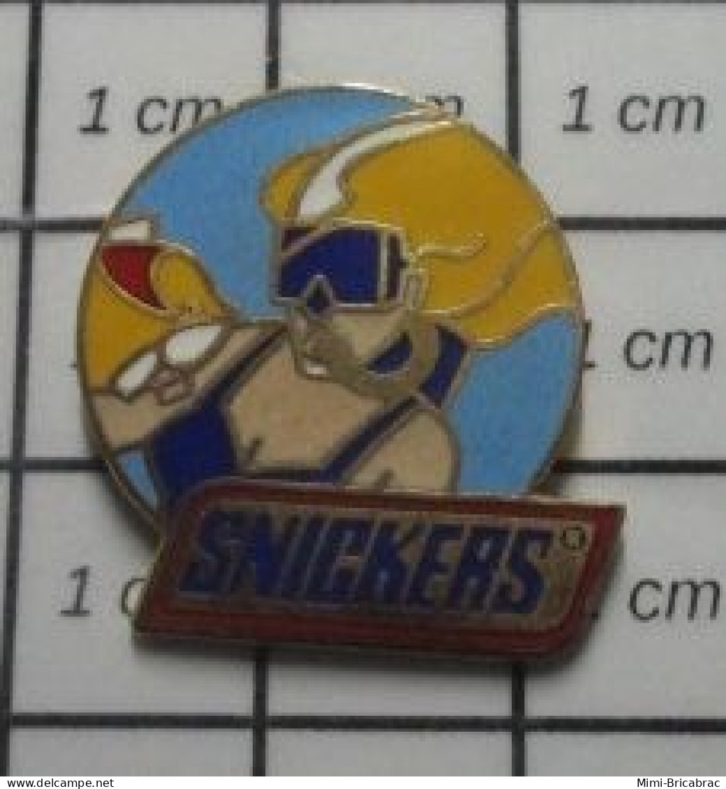 2622  Pin's Pins / Beau Et Rare /  ALIMENTATION / SNICKERS  CONFISERIE PLONGEE SOUS MARINE FEMME-GRENOUILLE - Alimentación