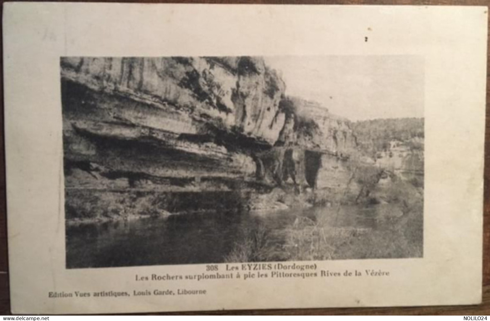 CPa 24 Dordogne, Les Eyzies, Les Rochers Surplombant à Pic Les Pittoresques Rives De La Vézère,éd L.Garde 308 - Les Eyzies