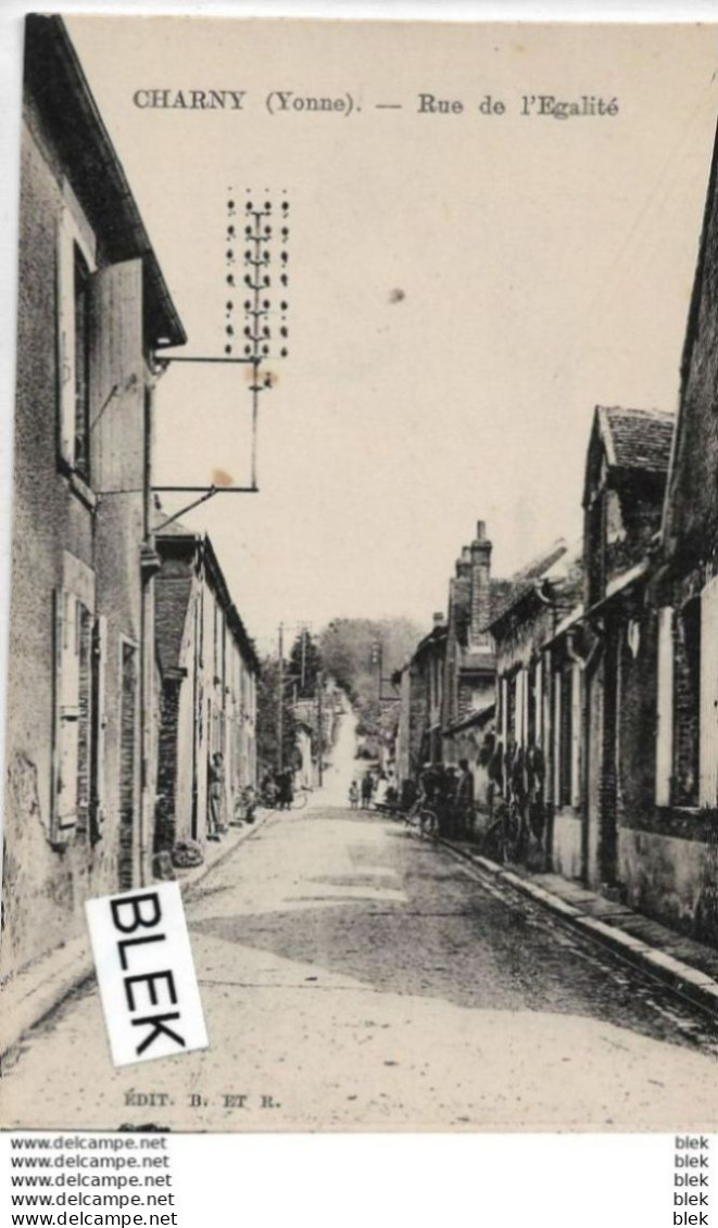 89 . Yonne .  Charny : Rue De L ' égalité . - Charny