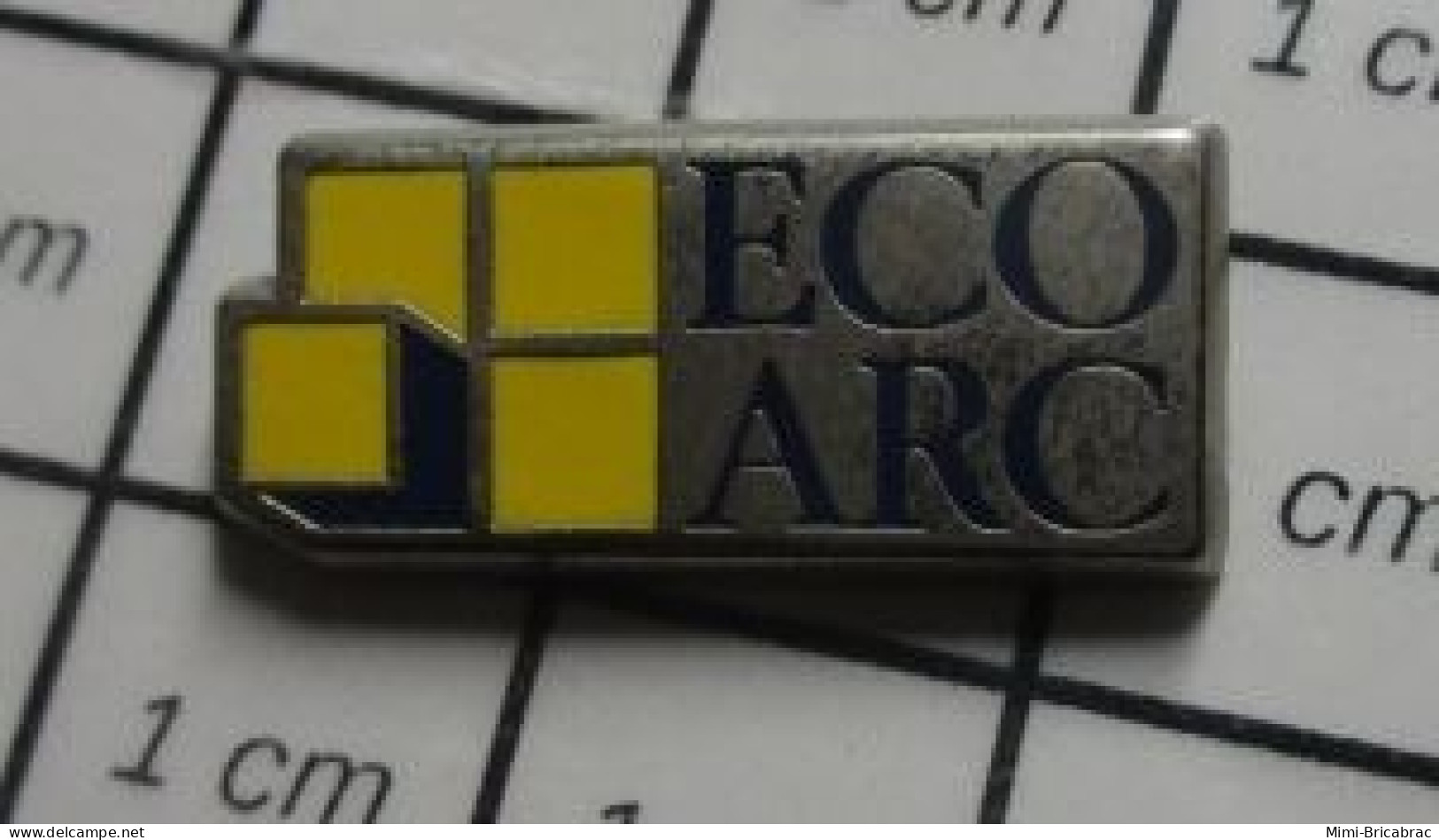 2319 Pin's Pins / Beau Et Rare : MARQUES / ECO ARC CUBES JAUNES GESTION D'ARCHIVES - Trademarks