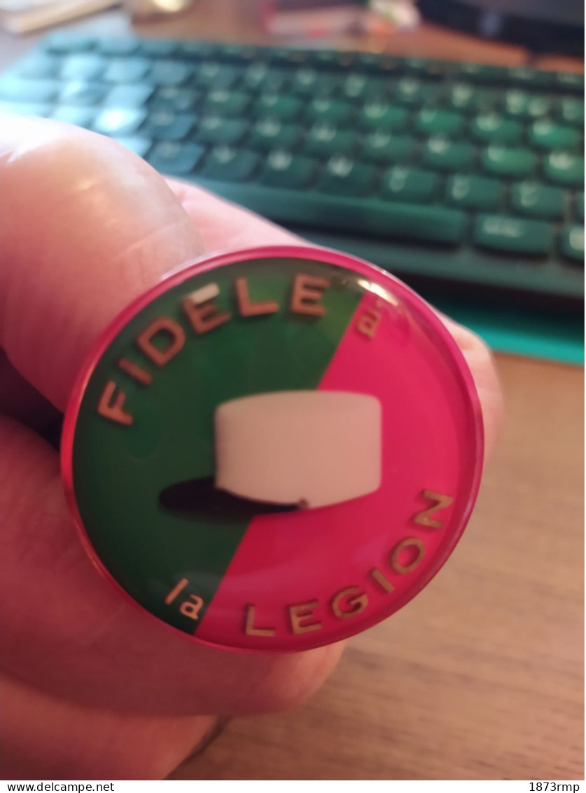 BADGE FIDELE A LA LEGION, EN PLASTIQUE, LEGION ETRANGERE - Autres & Non Classés