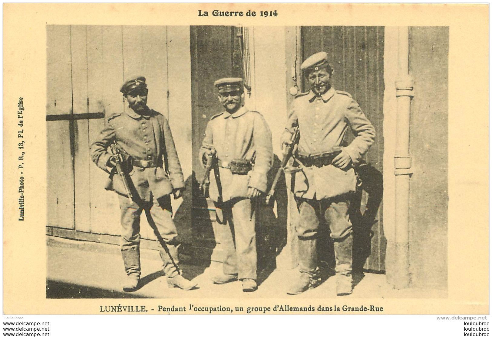 LUNEVILLE PENDANT L'OCCUPATION UN GROUPE D'ALLEMANDS DANS LA GRANDE RUE - Luneville