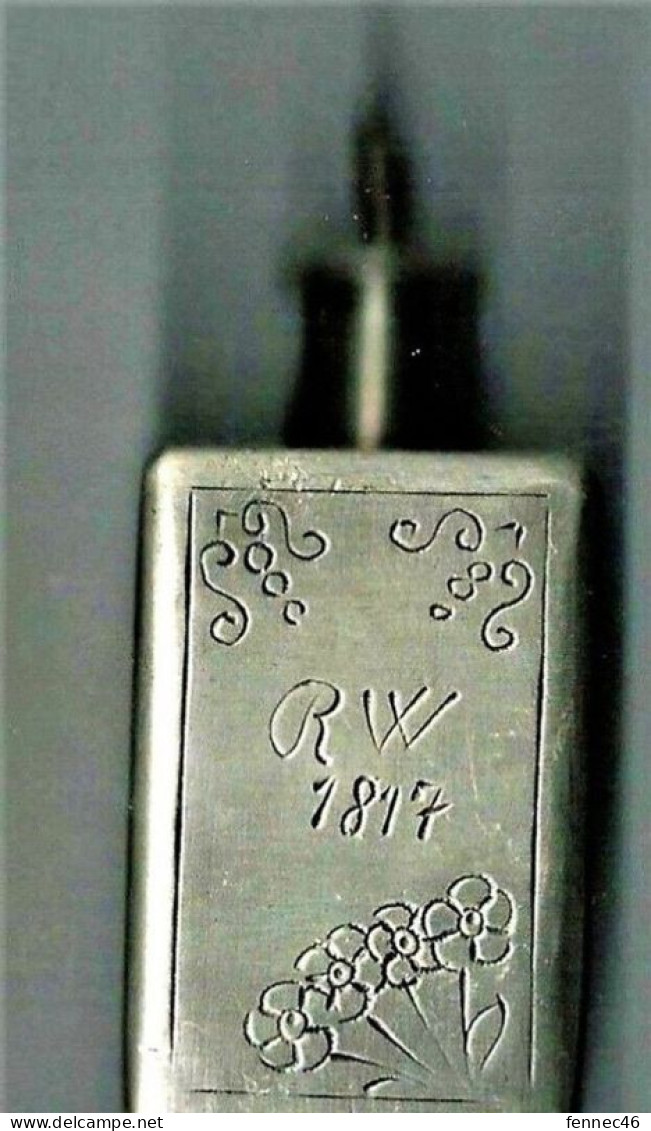 * Flacon En étain Décoration Fleurie + Inscriptions RW  1817 - Tins