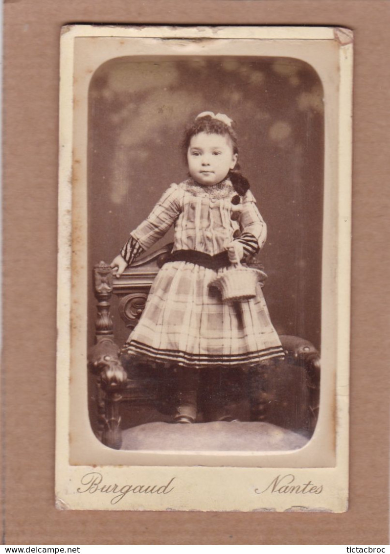 Ancienne Photographie XIXe CDV Burgaud Nantes Ancenis Portrait Petite Fille Avec Son Panier - Alte (vor 1900)