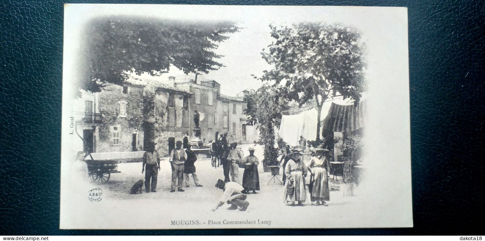 06 , Mougins , Place Commandant Lamy Et Ses Habitants  Début 1900... - Mougins