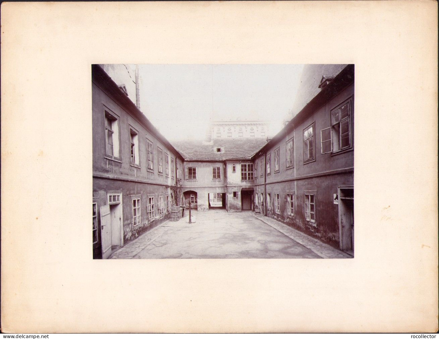 Interior Courtyard, Early 1900s Photo PM182N - Lieux